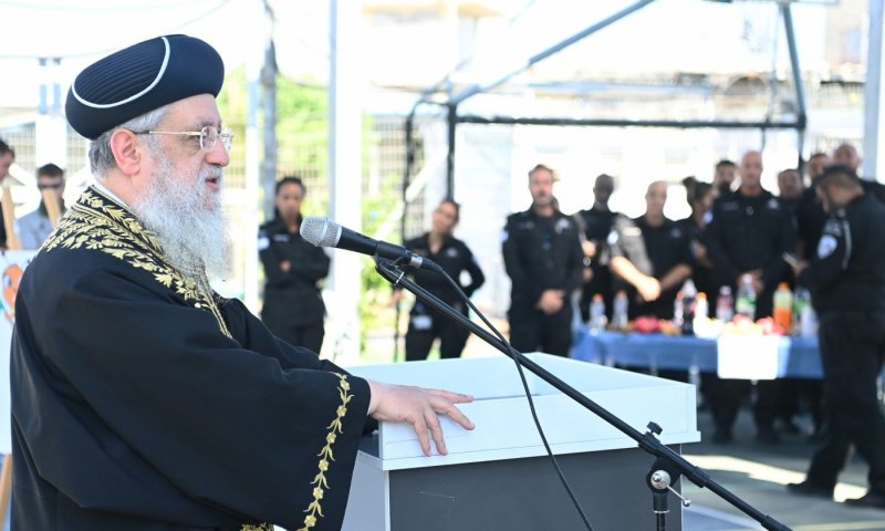 הראשון לציון הגר"ד יוסף בביקור מיוחד בשב"ס: חיזק את הסגל ומסר שיעור לאסירים