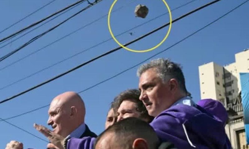 נשיא ארגנטינה חאבייר מיליי הותקף באבנים בעצרת בחירות: "מודל אלימות של אנשי מערות"