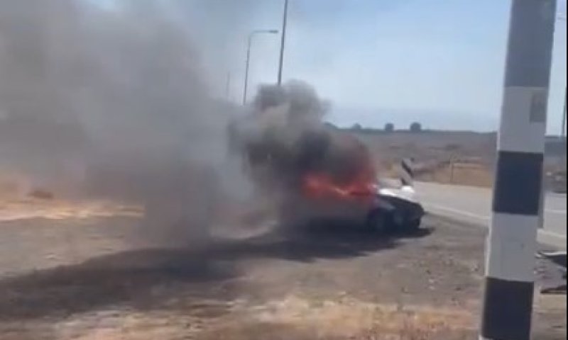לאחר שעבר תאונה: מנפץ את חלונות הרכב בעזרת סלעים ושורף אותו