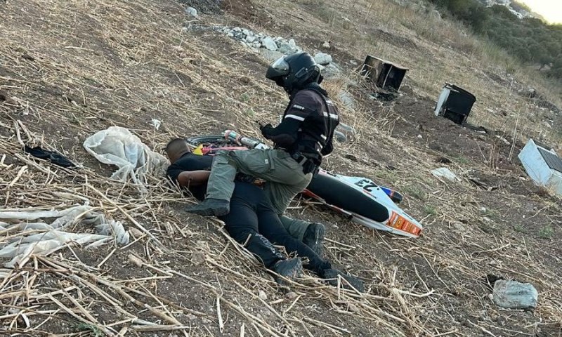 המצלמה תיעדה: מרדף דרמטי אחר רוכב אופנוע שטח