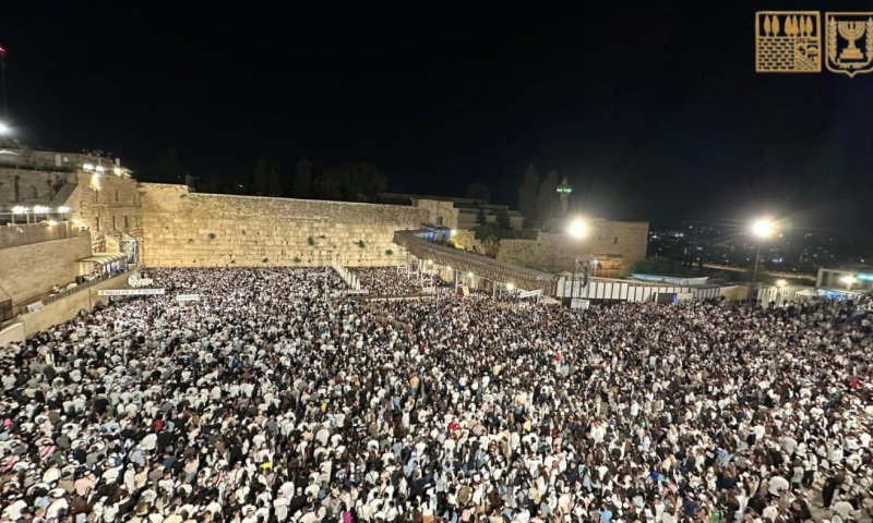 "חטאנו לפניך רחם עלינו": רבבות באמירת סליחות בכותל המערבי