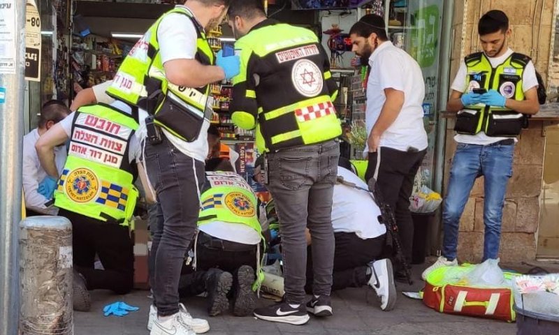מבוגר התמוטט בשכונת מאה שערים בירושלים: בתום פעולות החייאה פונה עם דופק