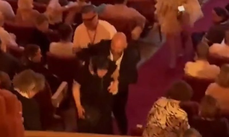 באמצע 'אבינו מלכנו' אנטישמית התיזה צבע אדום&nbsp;וצרחה "תשוחרר פלסטין"| צפו