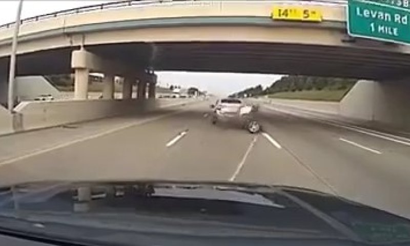הגלגלים האחוריים נתלשו: גנב רכב ניסה להימלט מהשוטרים &ndash; זה מה שקרה
