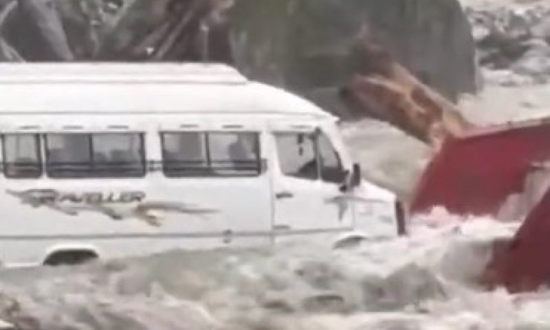 שיטפון בהודו: נהר מנאלסו הציף יישובים באזור מנאלי העתיקה