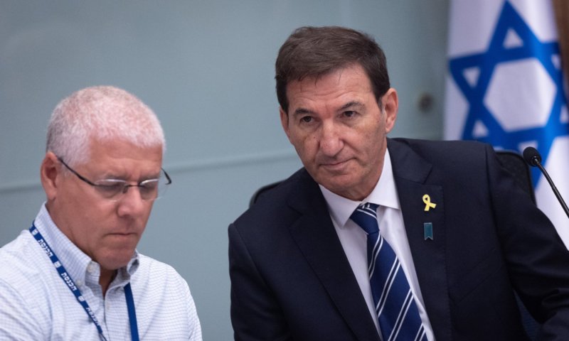 ביסמוט הותקף בדרכו מבית הכנסת: מפגינים קראו לעברו "בוגד"