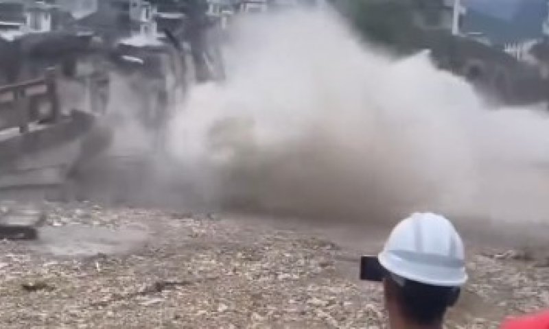 לזה הם לא ציפו: זה מה שקרה שניות לאחר קריסת הגשר &bull; צפו