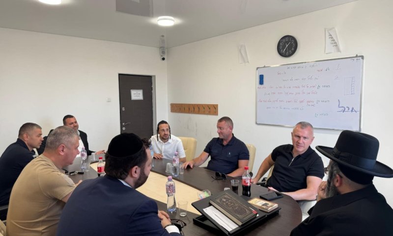 שגריר ישראל באוקראינה בפגישת היערכות אצל רבה של אומן