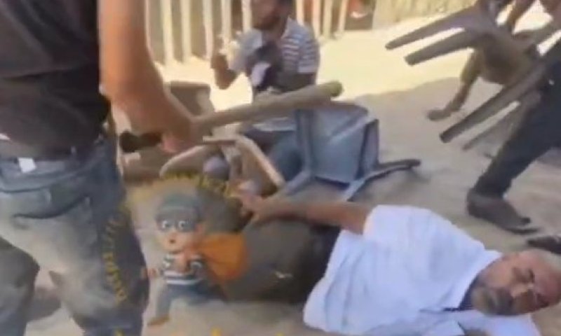 תיעוד מזעזע: חמאס מכה סוחרי מזומנים באכזריות מול עיני הציבור המריע