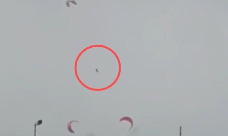 תאונה קטלנית בבת ים: גלשן עף לגובה עצום והתנגש בהר | תיעוד דרמטי