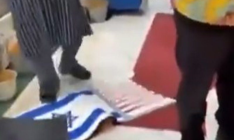 סערה בניו זילנד: דגלי ישראל וארה"ב על רצפת מסעדה הובילו לאיומים