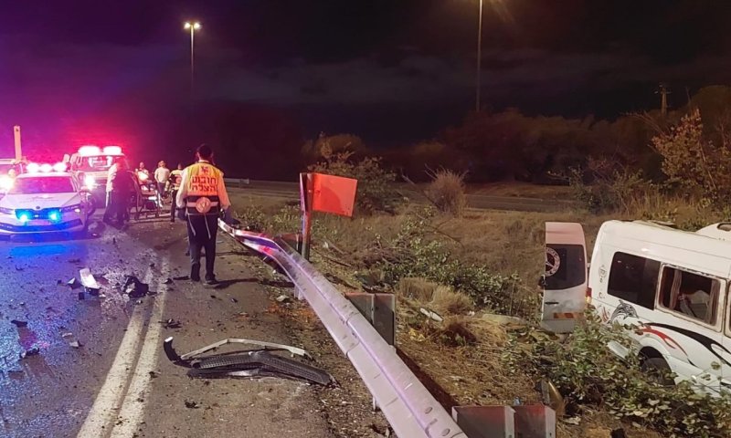 המיניבוס התדרדר לתעלה בצד הכביש: 18 פצועים פונו