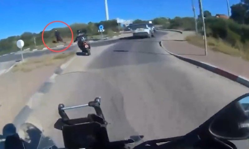 מרדף דרמטי: רוכב שטח עלה על כיכר, איבד שליטה ונעצר &bull; צפו