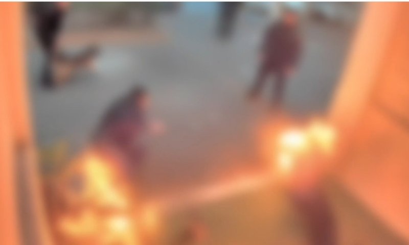 תיעוד מזעזע: הצטייד במצית ובחומר דליק, הצית שוטר - וניסה להימלט