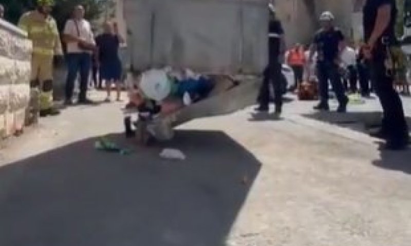 חשד לניסיון רצח: צעיר נעצר בחשד שהשליך את אחיו לפח אשפה מוטמן