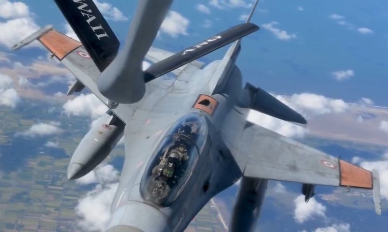 מטוס תדלוק אמריקאי מתדלק מטוס F-16 של חיל האוויר המצרי