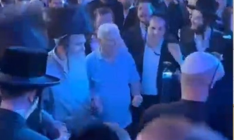 אביו של שורד השבי אלקנה בוחבוט בריקוד עם הרב שלום ארוש: "עוד יותר טוב"  