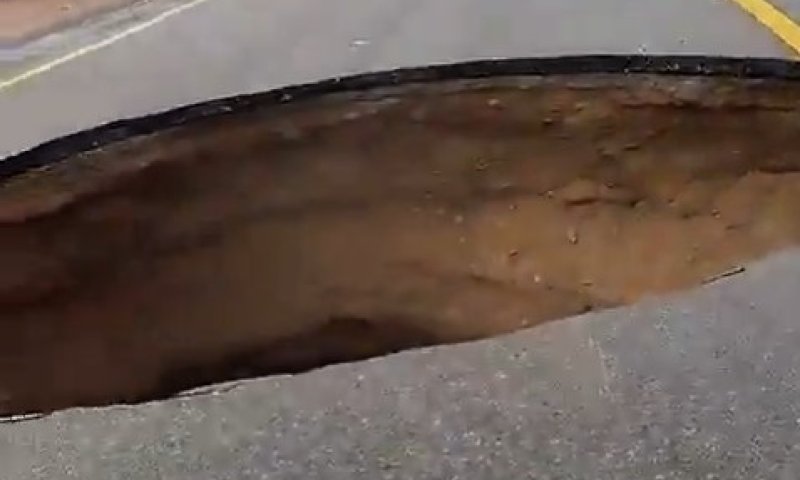 ערב הסעודית: מכתש ענק נפער באמצע כביש ראשי בטבוק  