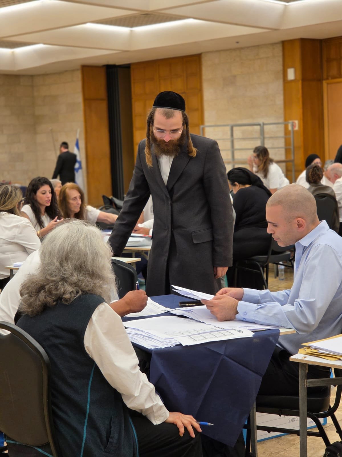 באדיבות