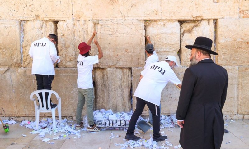 תפילות לשלום מאיראן ומתימן: רבבות פתקים מ-140 מדינות פונו מהכותל לקראת החגים