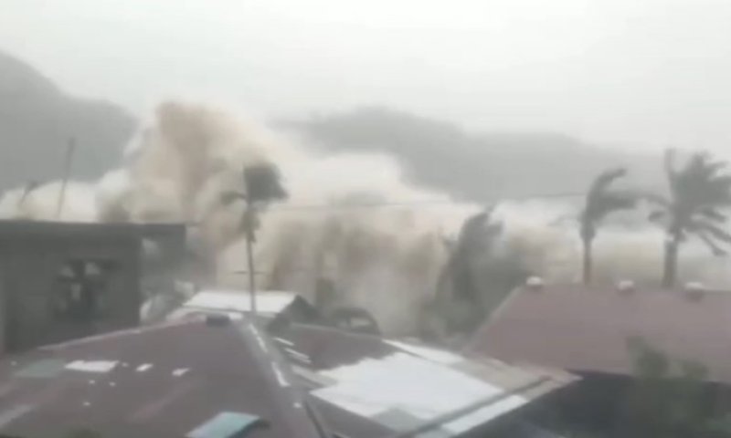 סופר טייפון מכה בפיליפינים: מאות אלפים פונו, הרוגים ודיווחים על נזק כבד