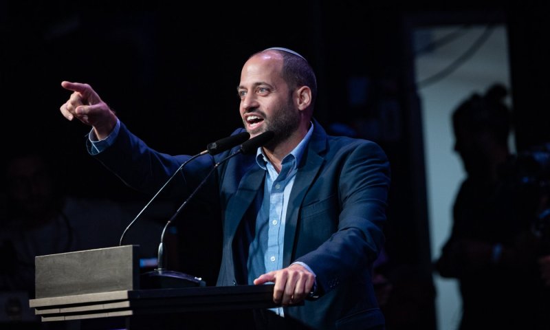 השלטים נגדו והלחץ על המשפחה: כך נדחק מועמד וינטר לפרישה