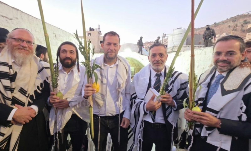 לראשונה זה עשרות שנים: תפילת שחרית המונית עם 4 המינים בקבר יוסף