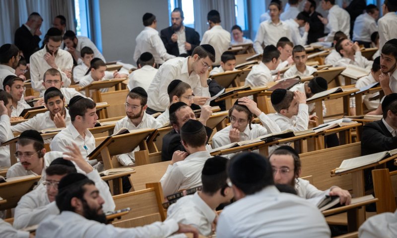 תלמידים בישיבה. אילוסטרציה
