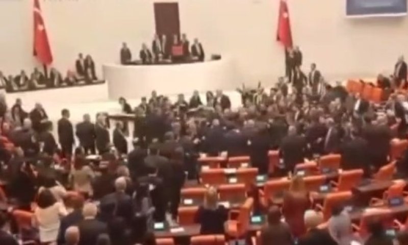 סערה בפרלמנט הטורקי: התקציב אושר והח"כים הלכו מכות