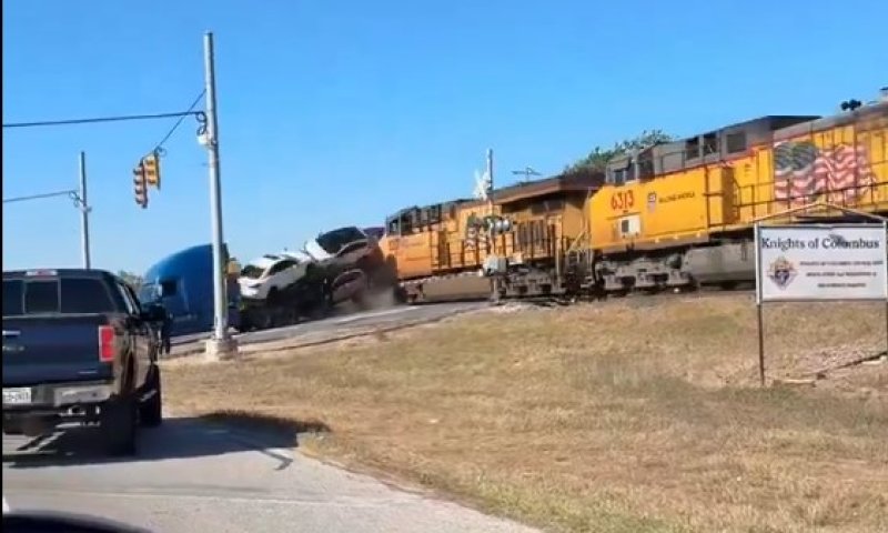 תיעוד דרמטי: רכבת משא התנגשה במשאית גרר שהובילה רכבי יוקרה