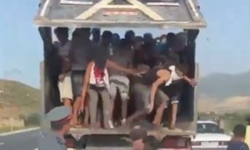 "מסתננים קופצים ממשאיות חול": התיעודים שמבהילים את אירופה