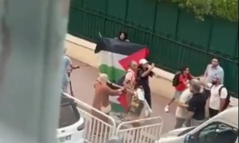 מהומות מחוץ לבית הכנסת בצרפת &ndash; הילד אמר בבכי לאמו: "הם משוגעים, אני מפחד"  