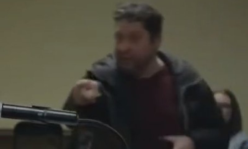 גבר התיז חומר לא ידוע לפרצופה של חברת הקונגרס האנטישמית