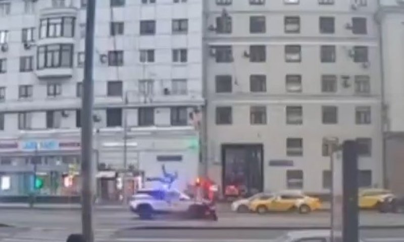 מוסקבה: ניידת משטרה פגעה ברוכב קורקינט שנהרג במקום
