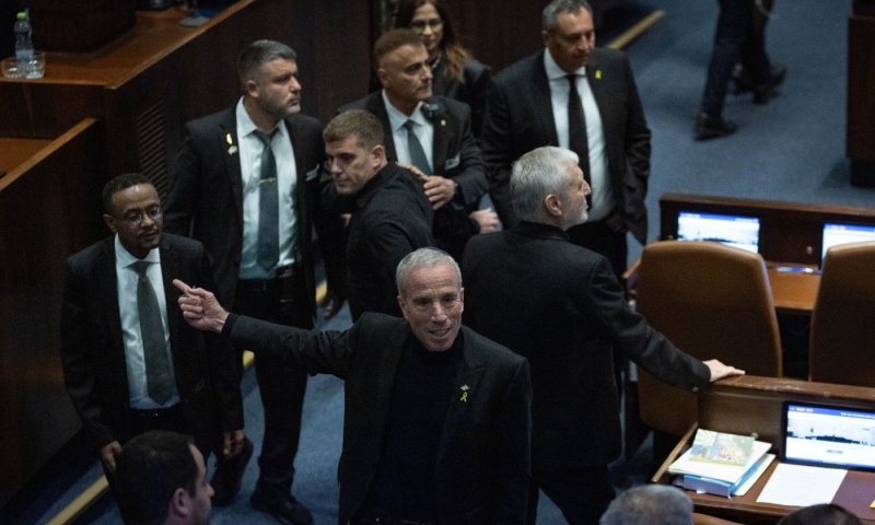 הכנסת אישרה בטרומית את חוק קלנר; ההצבעה לוותה במהומה ובקרע בקואליציה