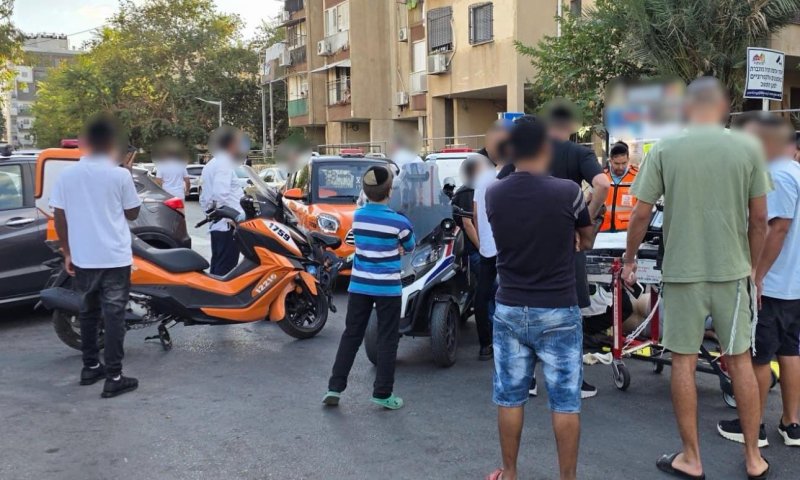 רוכב אופניים בן 65 נפצע בתאונה בבני ברק, בת 91 התמוטטה בחצר ביתה