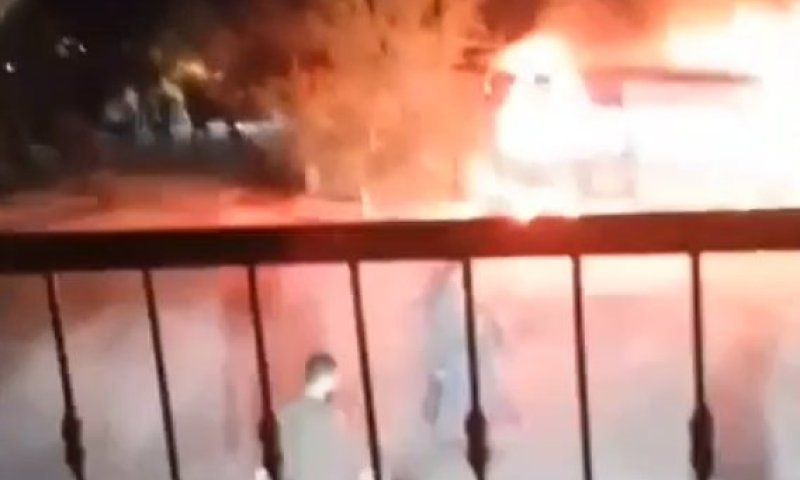 לאחר פינוי המאחז בגוש עציון, הוצתו בתים ורכבים של פלסטינים