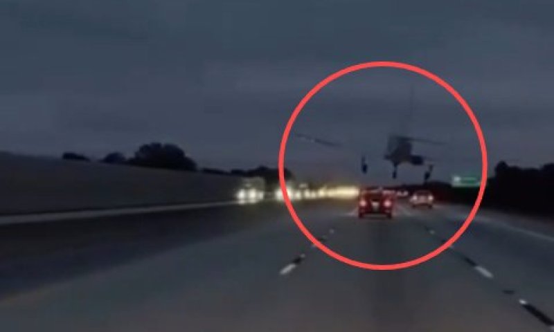 רגע התרסקות המטוס בפלורידה: נוחת על הרכב ומוחץ אותו 