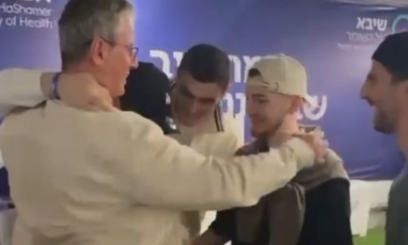 "כמה חיכיתי לחיבוק הזה": שורד השבי אוהד בן עמי במפגש ראשון עם חבריו לשבי 