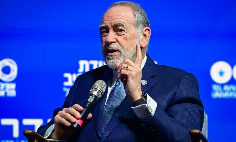 האקבי מאותת לישראל: טראמפ לא נטש, הוא מחשב בחירות