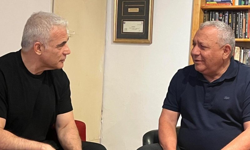 לפיד ואיזנקוט יוזמים מפגש אופוזיציוני רחב: "לבנות הנהגה חדשה"