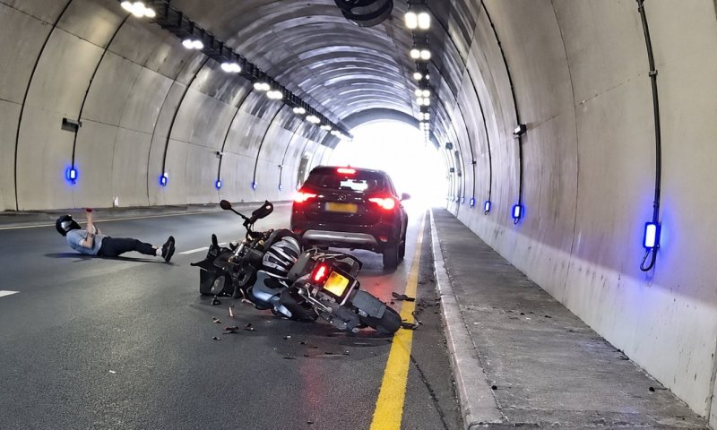 תיעוד מטורף: רוכב אופנוע התנגש ברכב, החליק על הכביש - וקם על רגליו