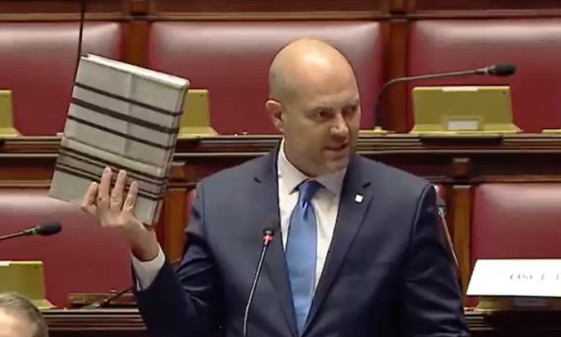 יו"ר הכנסת הניף את הספר שבו מודפסת המילה "יהודי" 6 מיליון פעמים