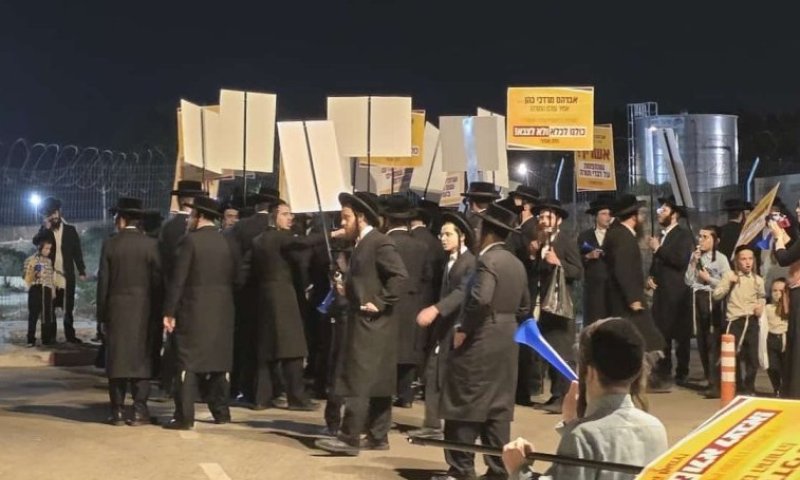 משפחות שלמות הגיעו להפגין מול כלא 10, מתקיימים עימותים עם החיילים