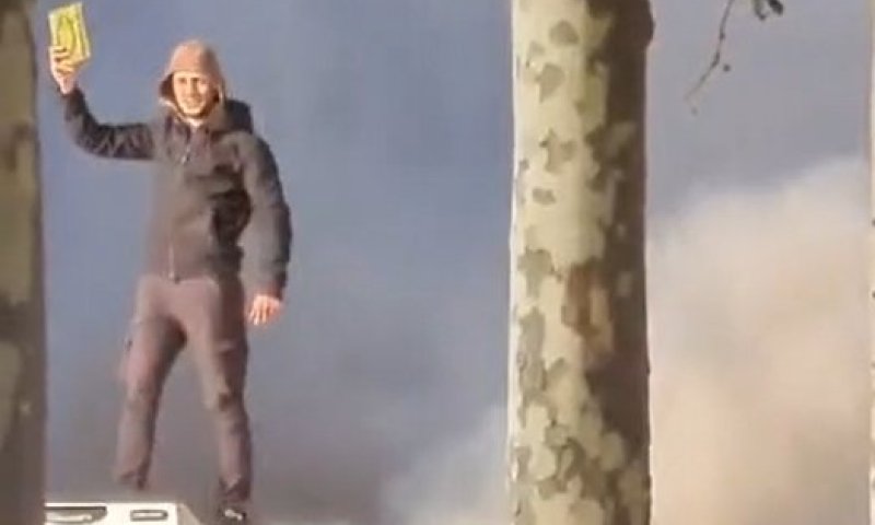 איך המשטרה נתנה לזה לקרות? גבר הצית ניידת ונופף בקוראן בזמן ששוטרים מקיפים אותו
