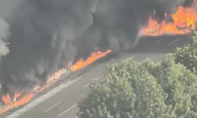 שריפה חריגה בסין: מטען משאית התלקח והצית רכבים