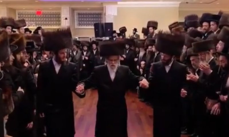 סגירת המעגל של הזמר החסידי לאחר 20 שנה והסיבה שהבדחן לא הופיע בחתונה החשובה?