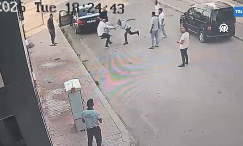 תיעוד מטורקיה: חבר פרלמנט נדקר לאור יום ופונה לניתוח חירום