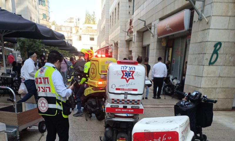 בהלה בבני ברק: ניסיון שוד בסניף הדואר - אחד העובדים נפצע