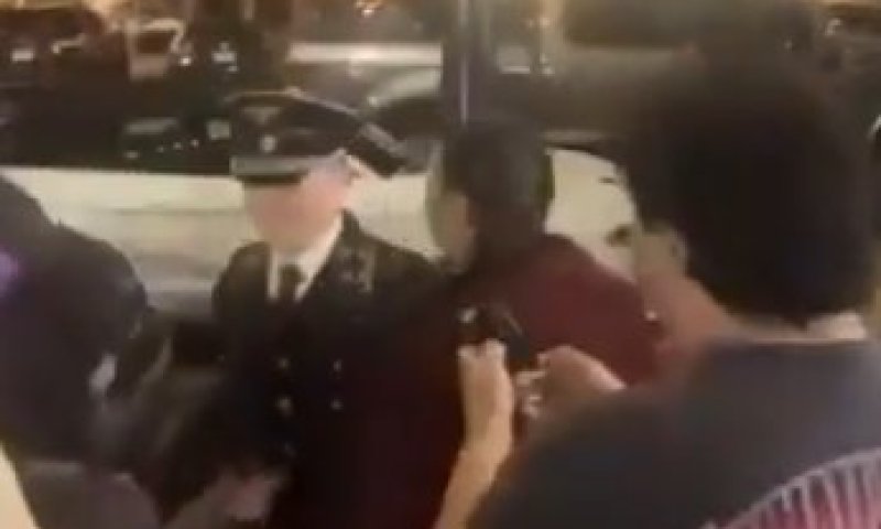זוועה בג'ורג'יה: הגיע לבוש כנאצי, ריסק קנקן זכוכית על פני סטודנטית ושבר את אפה